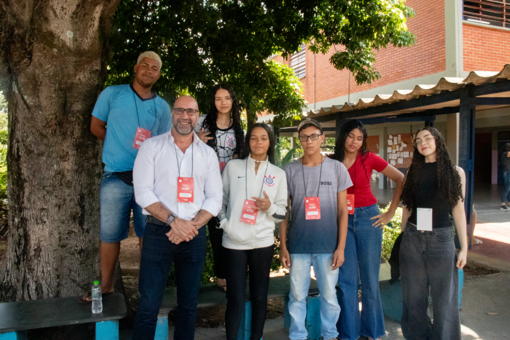 Jovens do projeto vamos aprender STEAM, em Hortolândia, posam com o presidente da empresa Kyndryl